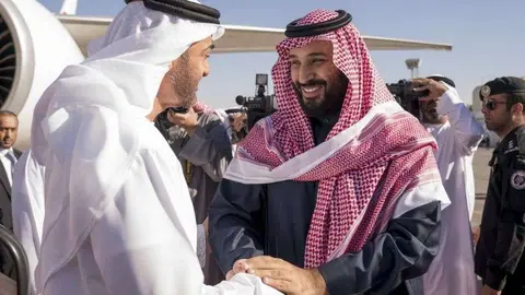 El príncipe heredero de Abu Dhabi saluda al príncipe heredero saudí en Riad. (Twitter)