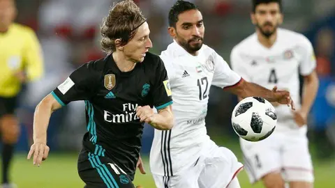 Modric, elegido jugador más valioso del encuentro, disputa un balón durante el encuentro Real Madrid-Al Jazira. (@RealMadrid)