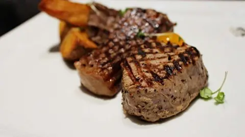 Corte de carne en el restaurante The Foundry. (Cedida)