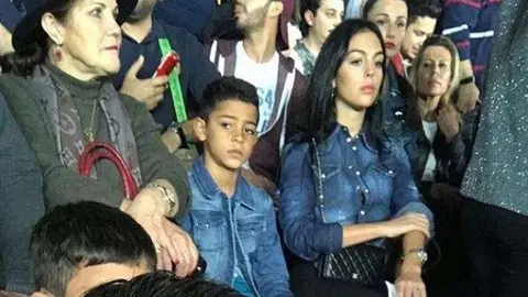 La madre, el hijo mayor y la novia de Cristiano Ronaldo en el Zayed Sports City Stadium de Abu Dhabi.