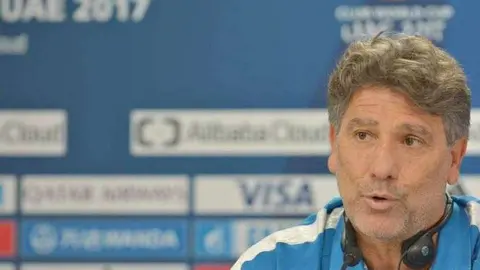 Renato Portaluppi, entrenador del Gemio, durante la rueda de prensa en Abu Dhabi. (@GremioCP)