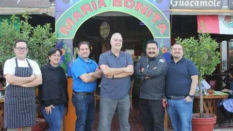 Equipo de María Bonita en la entrada del restaurante. (ELCORREO)