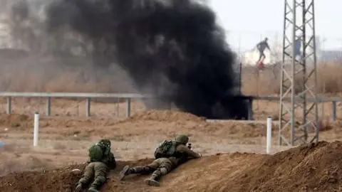 Dos soldados israelíes en la frontera de Gaza. (Fuente externa)