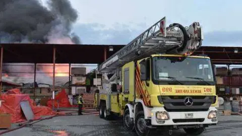Bomberos intervienen para apagar el incendio en un almacén de Al Quoz. (Defensa Civil de Dubai)