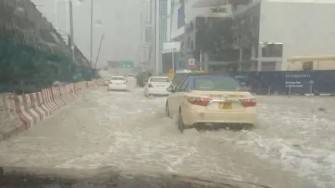 Una carretera inundada en Business Bay. (@fazilakhamisani, @trafficdbxd)