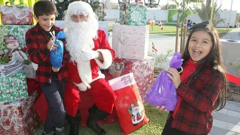 Los niños disfrutaron durante toda la tarde de Papá Noel y de sus regalos. (EL CORREO)