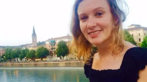 Una imagen de Twitter de la diplomática británica fallecida.