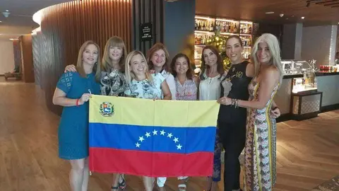 Asistentes al Hallacazo con la bandera de Venezuela. (Cedida)