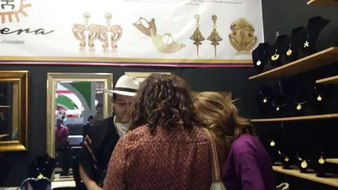 Turistas españolas compran joyas en la sección 'El Dorado'. (EL CORREO)