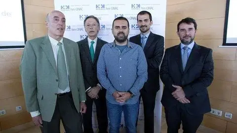 De izquierda a derecha, el pte. de la Federación Española de Párkinson, Leopoldo Cabrera; el dtor. de HM Cimac, José Obeso; el paciente Carlos López de Robles; el doctor Raúl Martínez-Fernández y el dtor.de I+D+I de Hm Cimac, Cristobal Belda. (EFE)