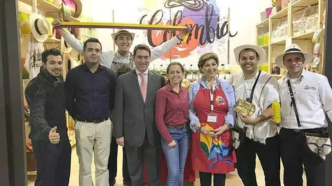 El embajador de Colombia en Emiratos Árabes, cuarto por la izquierda, junto a colombianos presentes en el Global Village de Dubai.