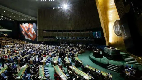 El ministro palestino de Exteriores, Riad al Malki, se dirige a la Asamblea de la ONU antes de la votación. (AFP)