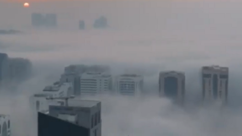 Abu Dhabi ha amanecido este viernes envuelta en una manta de niebla. (Mohamed Hammadi, NCM)