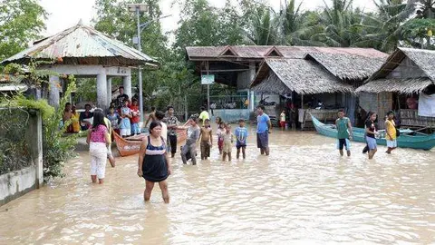 En la imagen de EFE, inundaciones en la ciudad filipina de Salvador, en al provincia de Lanao. 