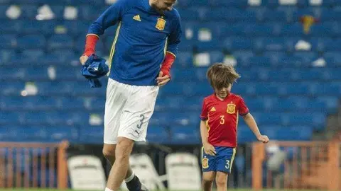 Una imagen de septiembre de 2017 muestra al defensor del FC Barcelona Piqué con su hijo.