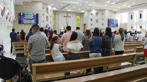 Aspecto de la parroquia de Santa Teresa de Abu Dhabi durante la misa del obispo de Estambul. (EL CORREO)