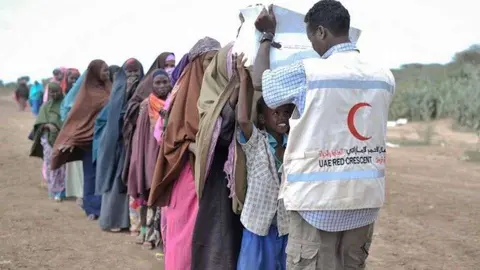 Un empleado de la Media Luna Roja de EAU.