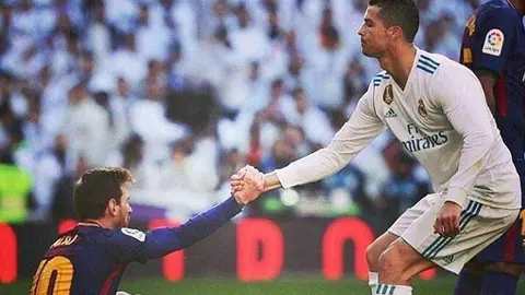 Cristiano Ronaldo ayuda a levantarse a Leo Messi durante el encuentro disputado el sábado por Real Madrid y Barcelona. (Twitter)