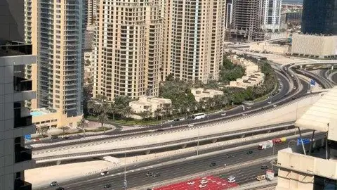 Un tramo de la Shekh Zayed Road pintado de rojo.