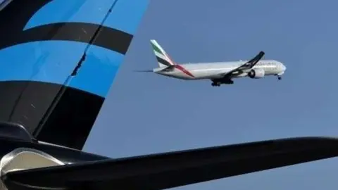 En la imagen de AFP, un avión Emirates Airline Boeing 777 despega del Aeropuerto Felix Houphouet-Boigny, en Abidjan.