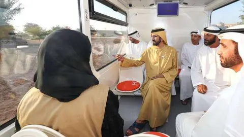 El gobernante de Dubai durante su recorrido por Safari Park.