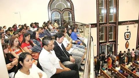 Miles de personas acudieron a la iglesia de San Antonio de Padua de Ras Al Khaimah para celebrar la Nochebuena. (EL CORREO)