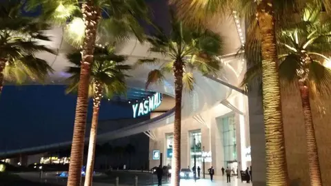 Entrada principal al Yas Mall. (EL CORREO)