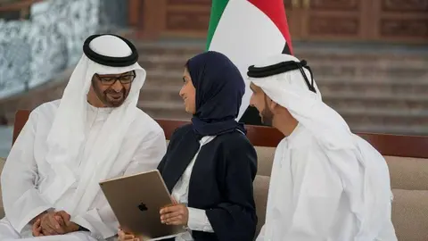 El jeque Mohammed bin Zayed conversa con la inventora Fátima Al Kaabi. (WAM)