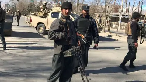 En la imagen de Reuters, policías afganos en las inmediaciones del lugar del atentado.