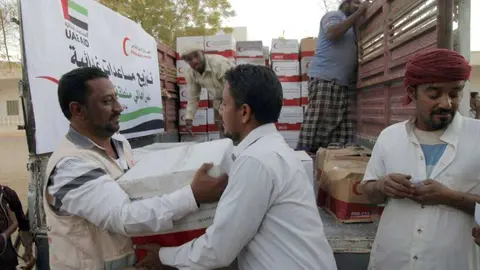 Entrega de alimentos de la Media Luna Roja en Al Suweiry. (WAM)