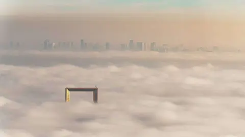 El Marco de Dubai asoma entre la niebla. (Shadi Al Refai, @shadir_7, Dubai Media Office)