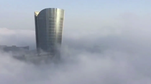 Una densa manta de niebla sobre Al Reem Island. (NCM)