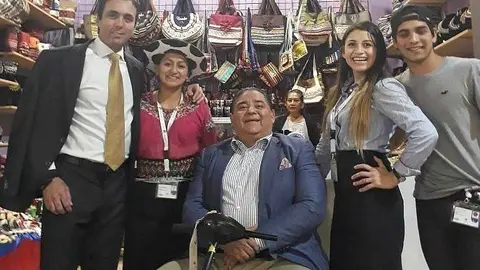 El ministro Campana -primero por la izquierda- y Mario Vallejo -sentado- junto a los emprendedores ecuatorianos presentes en Global Village. (Cedida)