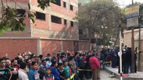 Numerosas personas junto a la iglesia de El Cairo donde ha tenido lugar el atentado. 