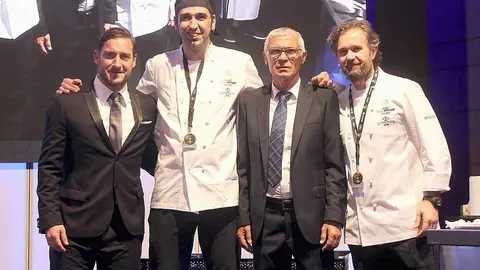 De izquierda a derecha, Francesco Totti, Luis Ezqueta, Héctor Cúper y Carlo Cracco, (EL CORREO)