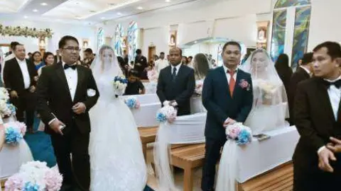 En la imagel del diario Gulf News, un momento de la boda masiva en Jebel Ali.
