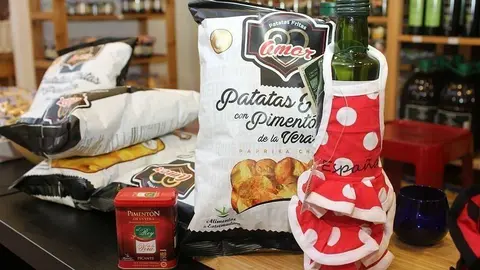 Productos españoles en el expositor de La Despensa en Global Village. (EL CORREO)