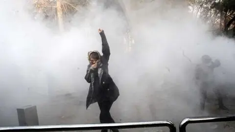 En la imagen de EFE, una estudiante iraní durante una de las protestas.