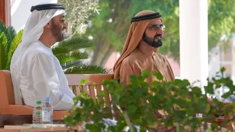 El gobernante de Dubai y el príncipe heredero de Abu Dhabi en su encuentro de este lunes. (Twitter)
