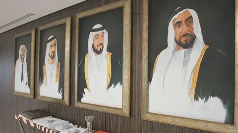 El jeque Zayed -primero por la derecha- es la principal referencia de Emiratos Árabes. (EL CORREO)