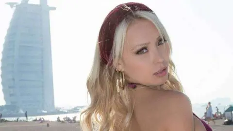 Daniella Chávez en la playa de Jumeirah. (Twitter)