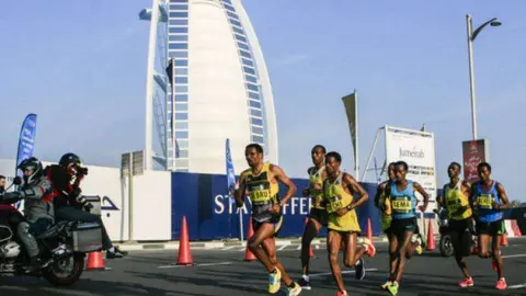 Participantes en una edición del Maratón de Dubai. (Fuente externa)