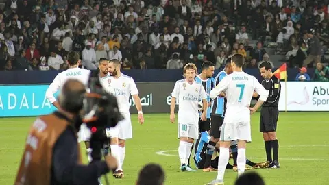 Los futbolistas del Real Madrid Luka Modric y Ronaldo durante la final del Mundial de Clubes en Abu Dhabi 2018. (EL CORREO)