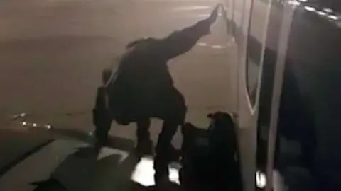 El pasajero polaco en el ala del avión de Ryanair.