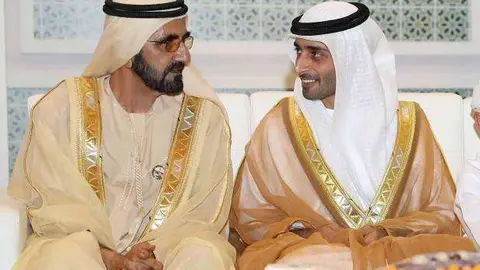 El jeque Mohammed junto al novio en la ceremonia de la boda. (WAM)