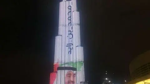 Burj Khalifa con el luminoso del príncipe heredero de Abu Dhabi.