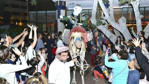 Cientos de personas acudieron a la Cabalgata de Reyes de Abu Dhabi en 2017. (Manaf K. Abbas)