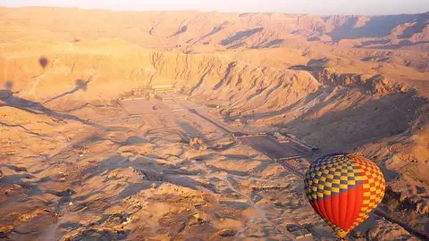 Un globo turístico sobre la zona de Luxor en Egipto. (Daniel García Peris, Flickr)