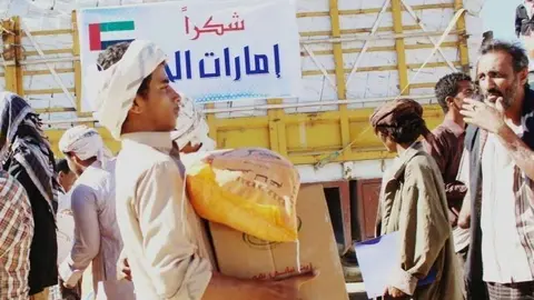 Una de las numerosas entregas de alimentos llevada a cabo por la Media Luna Roja de Emiratos. (WAM)