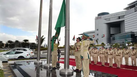 El acto de presentación del nuevo logotipo de la Policía de Dubai incluyó el izado de la bandera.